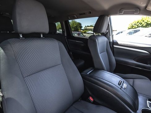 Used 2019 Toyota Highlander LE AWD/4WD image 29