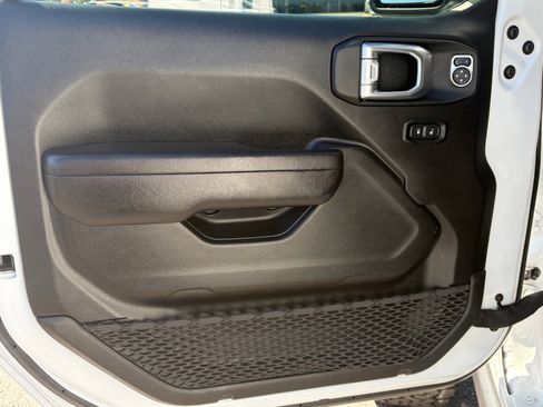 Used 2022 Jeep Gladiator Sport AWD/4WD image 13