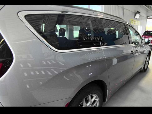 Used 2021 Chrysler Pacifica Touring w/ Cold Weather Group FWD image 4