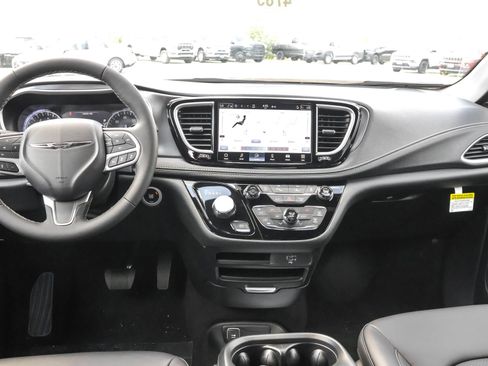 New 2026 Chrysler Pacifica Select image 15