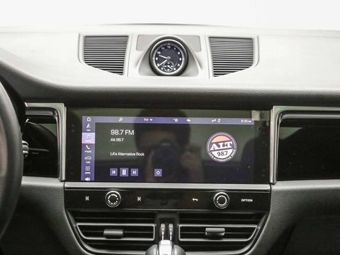 Certified 2022 Porsche Macan S AWD/4WD image 17