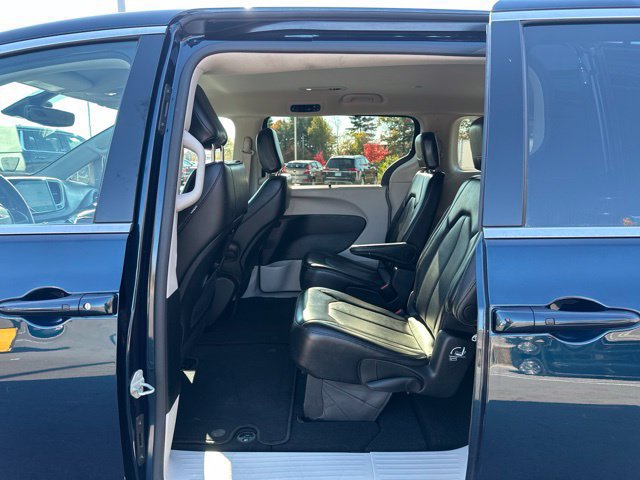 Used 2024 Chrysler Pacifica Touring-L FWD image 16