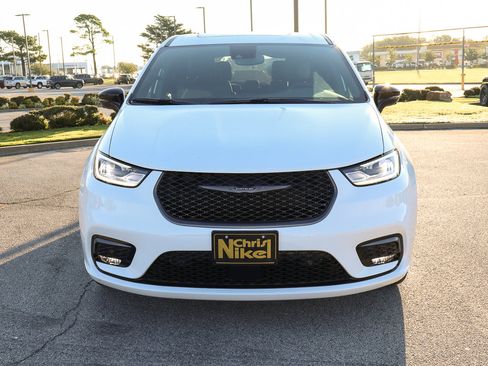 New 2026 Chrysler Pacifica Select image 3