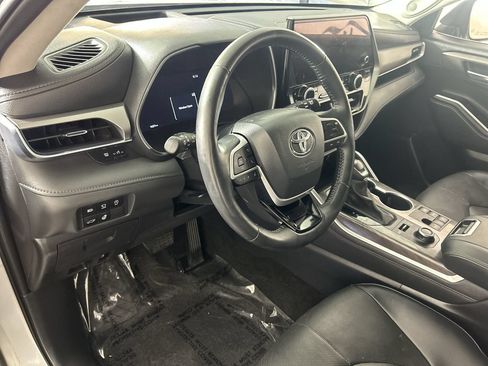 Used 2025 Toyota Highlander Platinum AWD/4WD image 13