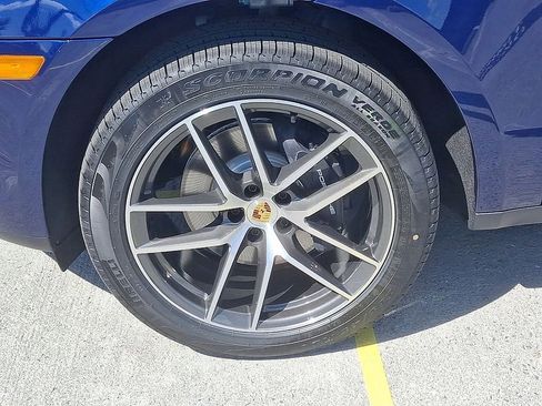 Used 2025 Porsche Macan image 11
