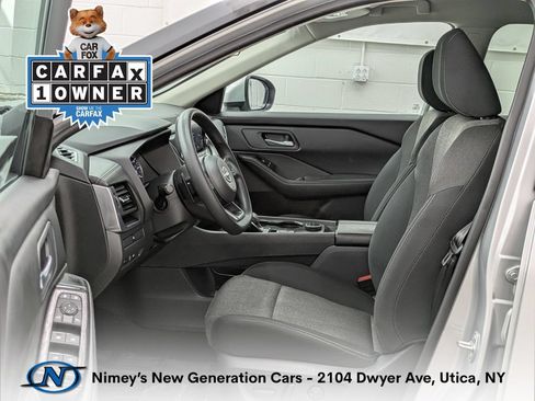 Used 2024 Nissan Rogue SV AWD/4WD image 3