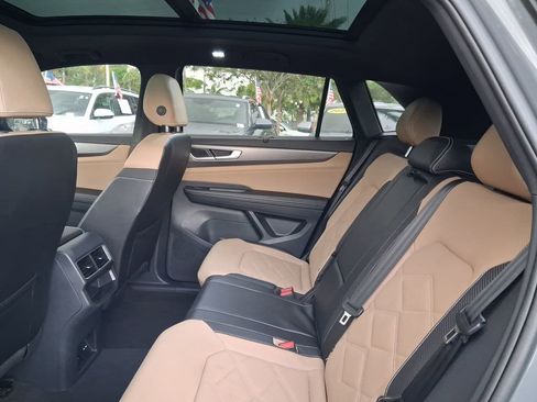 Used 2024 Volkswagen Atlas Cross Sport SE w/ Panoramic Sunroof Package FWD image 8
