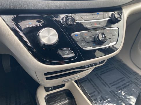 Used 2023 Chrysler Pacifica Touring-L FWD image 44