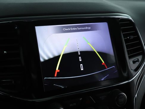 Used 2019 Jeep Grand Cherokee Limited image 14