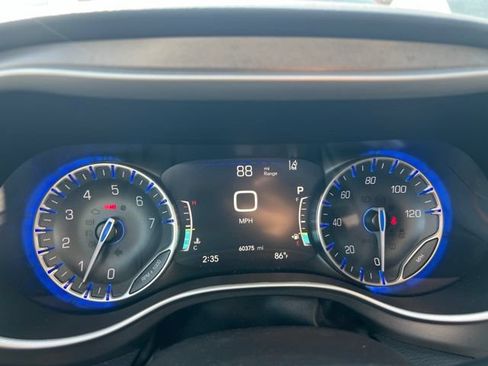 Used 2023 Chrysler Pacifica Touring-L FWD image 10
