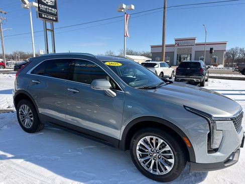 Used 2025 Cadillac XT4 Premium Luxury image 3