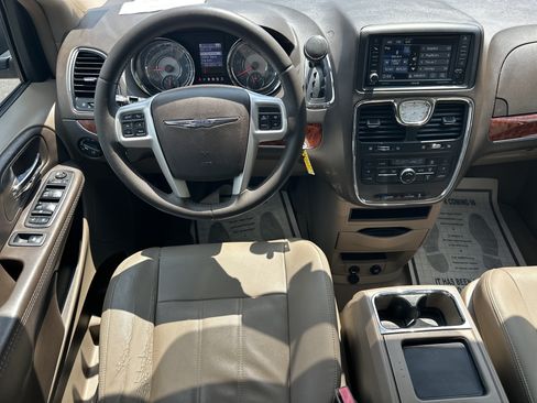 Used 2015 Chrysler Town & Country Touring FWD image 20