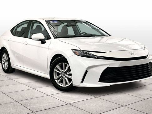Used 2025 Toyota Camry LE image 2