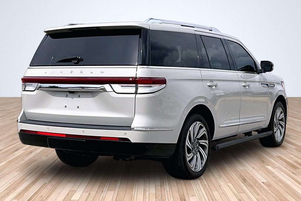 Used 2022 Lincoln Navigator Reserve AWD/4WD image 2