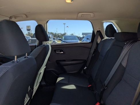 Used 2023 Nissan Rogue SV image 13