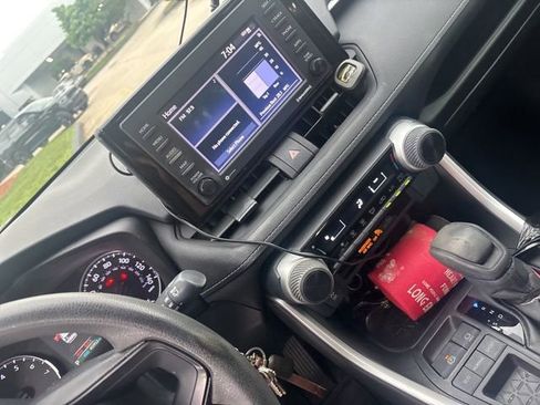 Used 2022 Toyota RAV4 LE FWD image 5