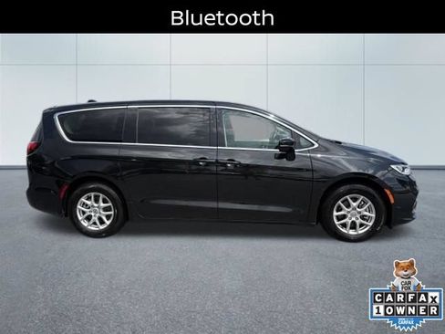 Used 2024 Chrysler Pacifica Touring-L FWD image 2