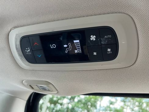 Used 2017 Chrysler Pacifica Limited w/ UConnect Theater Package FWD image 37