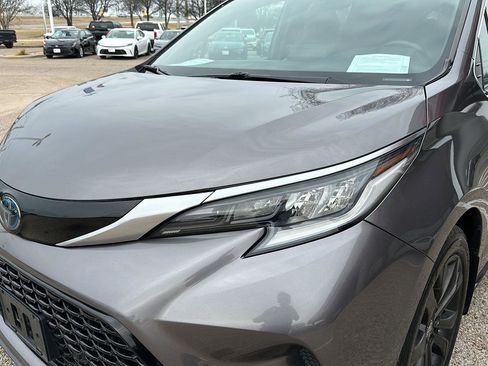 Used 2022 Toyota Sienna XSE w/ XSE Plus Package image 9