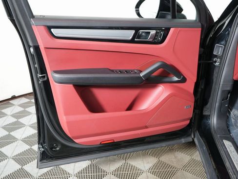 Certified 2023 Porsche Cayenne Platinum Edition image 15