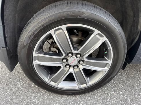 Used 2019 GMC Acadia Denali w/ Technology Package FWD image 10