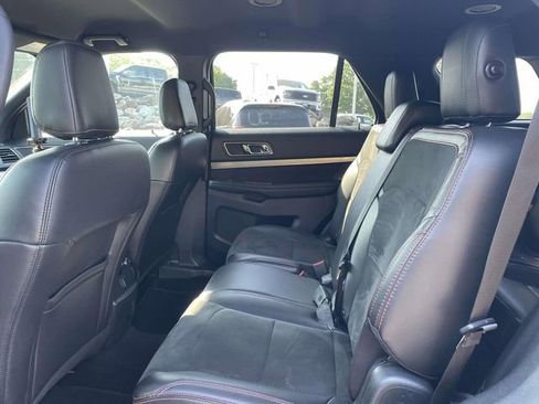 Used 2019 Ford Explorer XLT w/ Equipment Group 202A FWD image 11