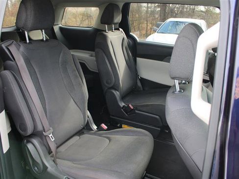 Used 2022 Kia Carnival LX image 14