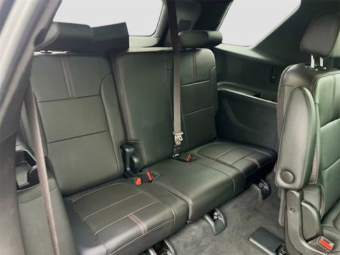 Used 2023 Chevrolet Traverse RS image 29