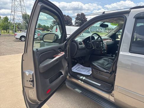 Used 2007 Chevrolet Suburban LT w/ LT Preferred Equipment Group AWD/4WD image 11