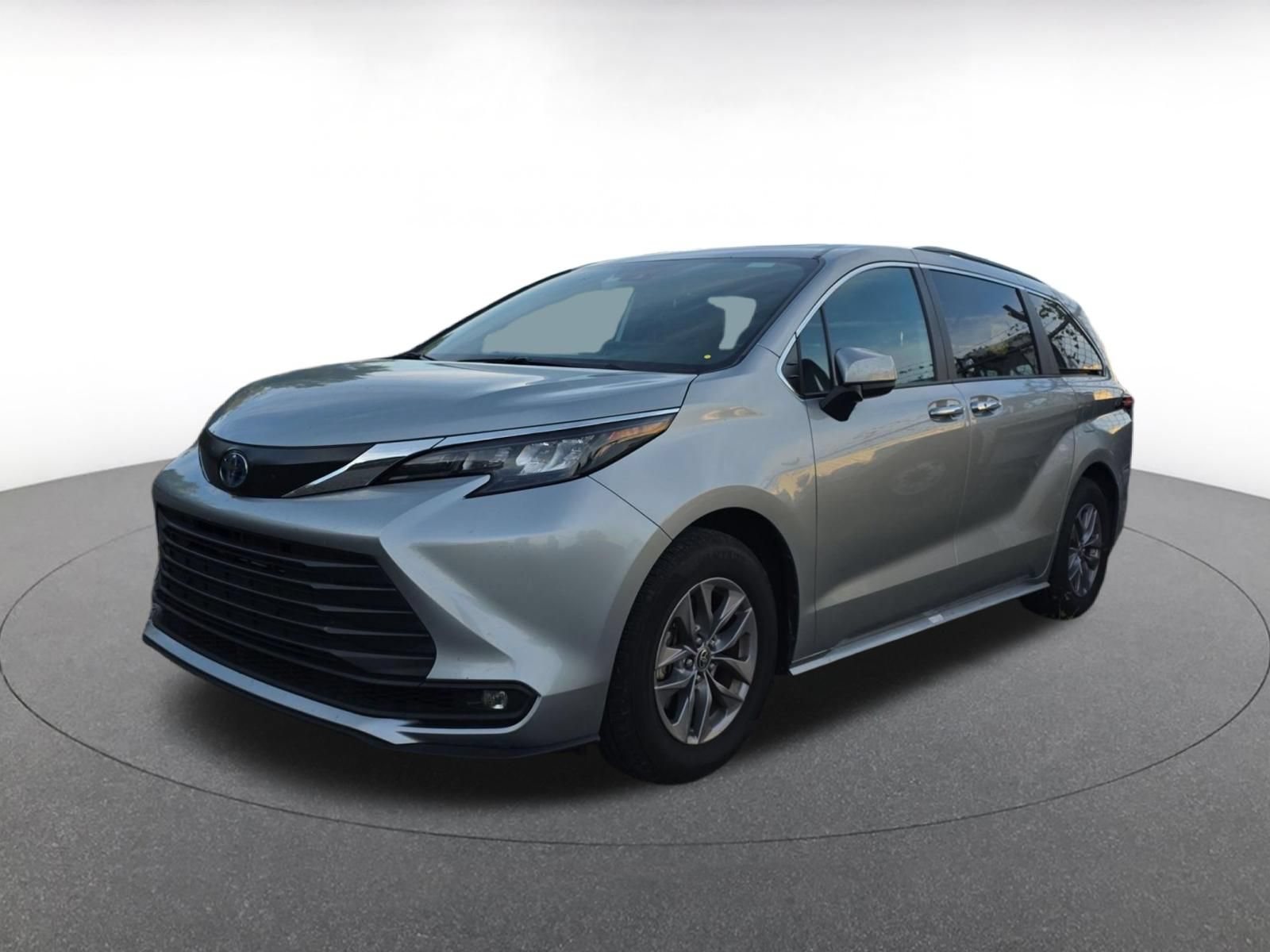 Used 2025 Toyota Sienna XLE FWD image 3