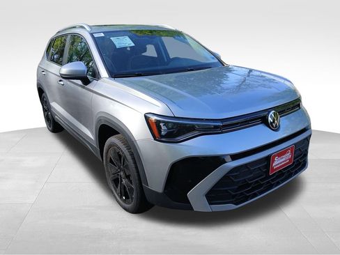 New 2026 Volkswagen Taos SE image 7