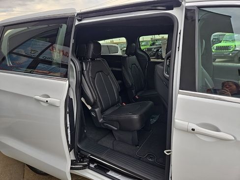 New 2026 Chrysler Pacifica Select image 76