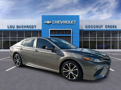 Used 2019 Toyota Camry SE image 2