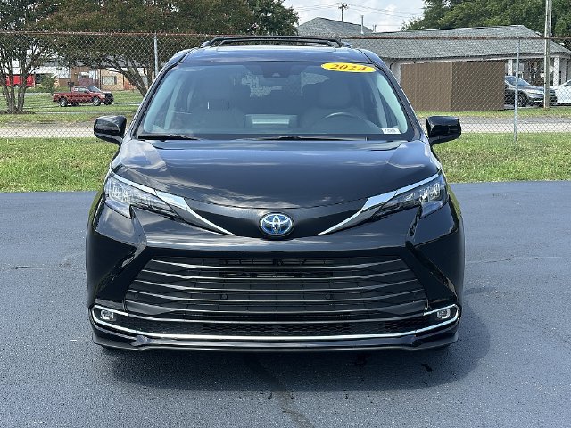 Certified 2024 Toyota Sienna XLE FWD image 3