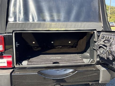 Used 2016 Jeep Wrangler Unlimited Sahara w/ Connectivity Group image 18