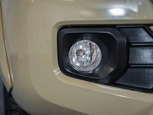 Used 2018 Toyota Tacoma SR5 AWD/4WD image 19