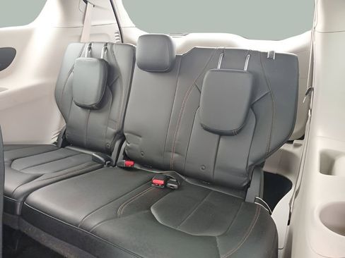 Used 2018 Chrysler Pacifica Touring-L image 25