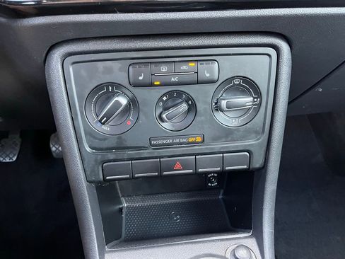 Used 2013 Volkswagen Beetle 2.5 image 31