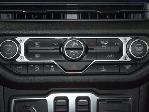 Used 2025 Jeep Wrangler Sport image 31