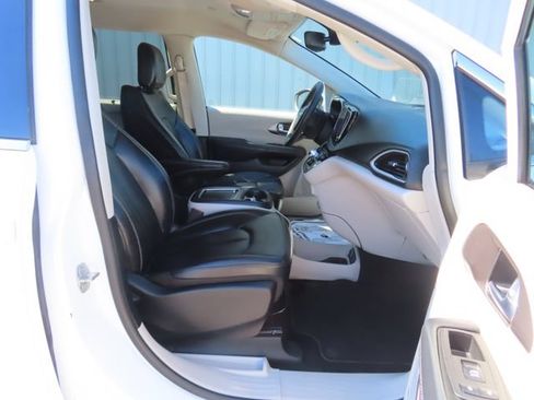 Used 2023 Chrysler Pacifica Touring-L FWD image 22
