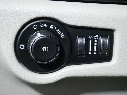 Used 2020 Chrysler Pacifica Touring-L Plus FWD image 22