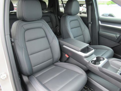 Used 2025 GMC Terrain Elevation w/ Elevation Premium Package AWD/4WD image 9