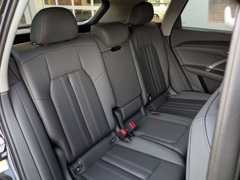 Used 2025 Audi Q5 Premium w/ Convenience Package image 27