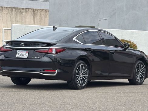 Used 2025 Lexus ES 300h w/ Premium Package FWD image 2