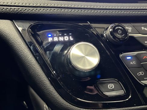 Used 2023 Chrysler Pacifica Limited w/ Uconnect Theater Family Group FWD image 19