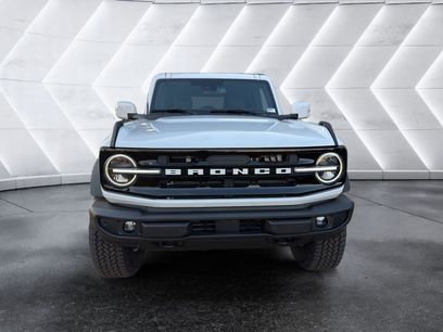 New 2025 Ford Bronco Outer Banks w/ Sasquatch Package