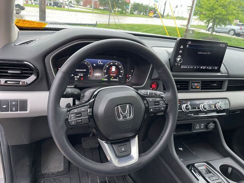 Used 2025 Honda Pilot Elite image 11