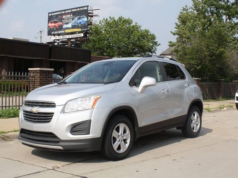 Used 2015 Chevrolet Trax LT w/ LT Sun and Sound Package AWD/4WD image 2