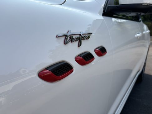 Used 2023 Maserati Levante Trofeo image 9