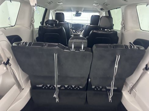 Used 2022 Chrysler Pacifica Touring-L image 31